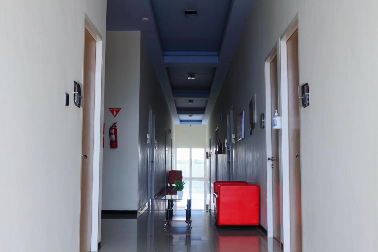 D'Shario Hotel Kepanjen 玛琅 外观 照片