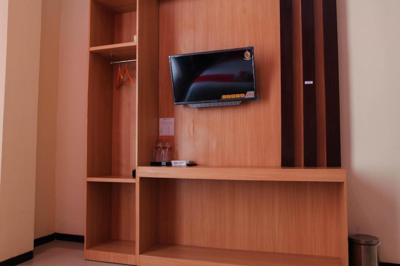 D'Shario Hotel Kepanjen 玛琅 外观 照片